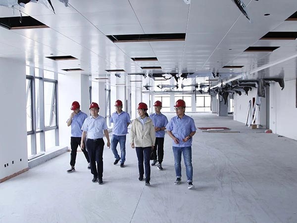 14-公司工會(huì)開(kāi)展“夏送清涼”項(xiàng)目部慰問(wèn)-2.jpg 14-公司工會(huì)開(kāi)展“夏送清涼”項(xiàng)目部慰問(wèn)-2.jpg